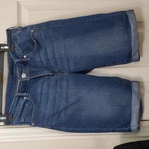 Levi Shorts size 28
